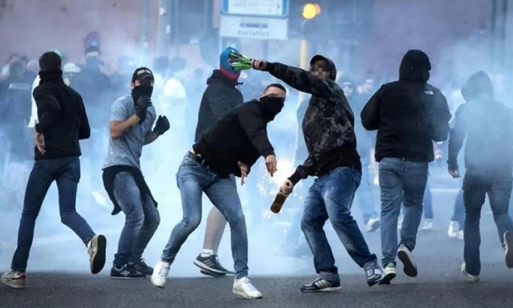 Επίθεση χούλιγκαν με πέτρες και ξύλα σε οπαδούς αντίπαλης ομάδας - Βίντεο